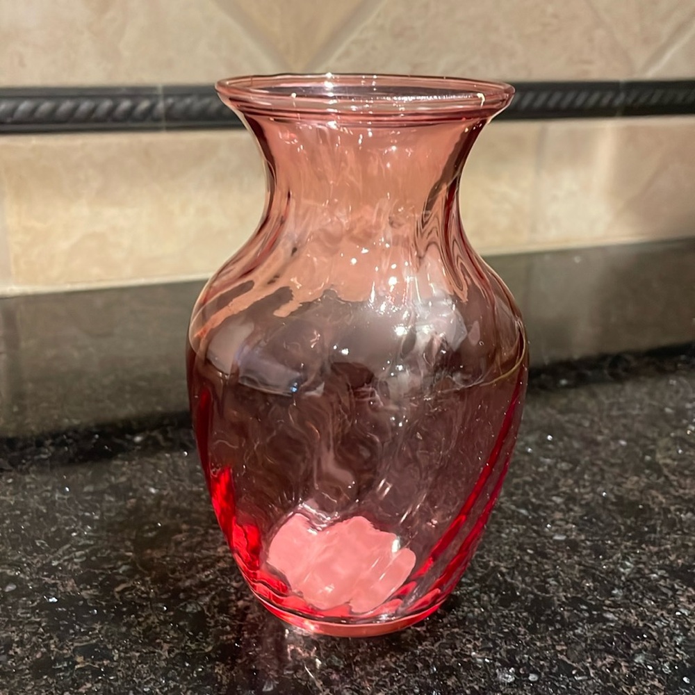 Indiana Glass Made in the USA beautiful pink swirl vase in perfect condition